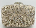 Nahaufnahme von Champagner-Kristallblättern auf der hohlen Metall-Hartschalen-Abendtasche - Gold AB