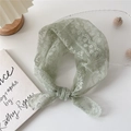 Bandeau en dentelle vert clair avec nœud papillon sur fond de style de vie épuré - Vert Flocon