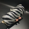 Pochette da sera zebrata con cristalli neri e argento per eventi formali eleganti - Zebra Print / Nero e Bianco