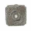 Détail macro d'une pochette carrée argentée avec strass et cristal central scintillant - Argent