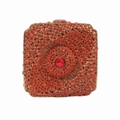 Vue détaillée de la surface en strass rouges et de la gemme sur la pochette dorée - Orange