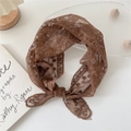 Ruban à cheveux en dentelle marron foncé avec texture florale sur fond blanc pur - Brun flocon de neige