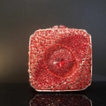 Detailansicht der roten Strass-Clutch mit einem großen zentralen Kristall-Edelstein - Rot/Silberne Beschläge