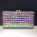 Détails des strass cristallins irisés et du fermoir doré sur cette pochette de soirée - Or Irisé