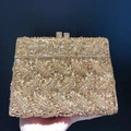 Bolso de noche trapezoidal dorado de lujo con diamantes de imitación y cierre metálico - Dorado