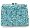Detalle del patrón de hoja hueca y diamantes azules en el bolso de mano de gala - Azul