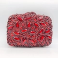 Nahaufnahme der roten Kristall-Abendtasche mit glitzernden Marquise-Strasssteinen - Rot