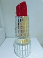 Détail du sac de soirée en forme de rouge à lèvres orné de cristaux rouges et argentés - Petit Rouge à Lèvres Entièrement Diamanté à Fond Plat / Rouge/Verre Blanc