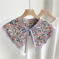 Decoratieve kraagsjaal met bloemenprint en paars lint op een wit T-shirt - 4F Vlinderkraag - Azalea
