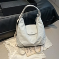 Borsa a tracolla a mezzaluna grigio chiaro minimalista con tracolla regolabile su tavola - Bianco