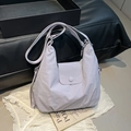 Borsa tote in nylon lilla chiaro con tracolla regolabile e design con patta frontale - Viola