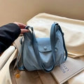 Borsa hobo in nylon blu nebbia con tracolla regolabile per il pendolarismo quotidiano - Blu