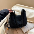 Borsa a spalla nera in nylon di grande capacità con tracolla larga e chiusura a scatto - Nero