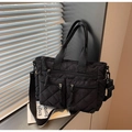 Detalle del bolso tote de nailon acolchado negro con dos bolsillos delanteros con cremallera - Negro