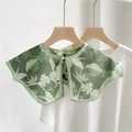 Donkergroene afneembare kraag met bloemenprint, parelknoop en witte biesafwerking - Groen Blad