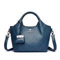 Gesteppte dunkelblaue Beuteltasche mit Lederstruktur und Känguru-Logo-Detail - Blau