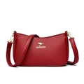 Borsa a tracolla minimalista in morbida pelle rosso scuro con trama litchi e logo dorato - Rosso
