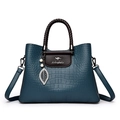 Sac à main en simili cuir bleu marine avec textures embossées et pendentif en perle - Bleu