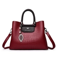 Sac à main rouge foncé en simili cuir avec motif crocodile et anses tressées - Bordeaux