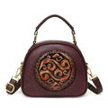 Sac à bandoulière rouge vin avec motif floral gaufré orange au style vintage chic - Bordeaux