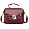 Bolso bandolera rojo vino profundo con textura de serpiente y elegantes detalles dorados - Burdeos