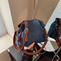 Bolso bucket de mezclilla plisado retro con asa de cuero en espiral y correa ajustable - Marrón