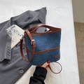 Bolso tipo cubo de mezclilla azul con ribete de cuero marrón y correa ajustable para mujer - Marrón