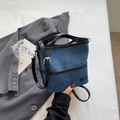 Bolso cubo minimalista de mezclilla con ribete de cuero sintético negro y correa ajustable - Negro