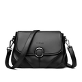 Borsa a tracolla in pelle martellata nera con fibbia rotonda argentata e logo su sfondo bianco - Nero