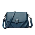 Borsa a tracolla blu scuro in pelle martellata con fibbia in metallo e pieghe - Blu