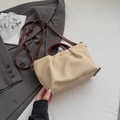 Beige Canvas-Tragetasche mit dunkelbraunen Ledergriffen und verstellbarem Gurt - Ohne Anhänger / Gebrochenes Weiß