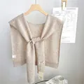Châle en maille de laine mélangée beige minimaliste sur un cintre en bois, décor d'intérieur - 46x115cm / Café Clair