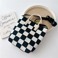 Detalle del bolso de punto a cuadros blancos y negros con asas redondas color crema - Negro & Blanco