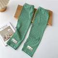 Gros plan sur les manchettes en tricot à rayures vertes et blanches avec texture côtelée - Taille unique / Rayé vert et blanc