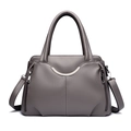 Sac à main en cuir grainé gris foncé avec ornements argentés et bandoulière - Gris