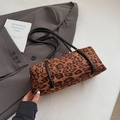 Borsa a spalla cilindrica vintage con stampa leopardata, texture morbida e dettagli oro - Marrone