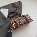 Dettaglio borsa a cilindro leopardata con ciondolo in perline di legno e manico marrone - Cachi (Con Ciondolo)