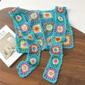 Nahaufnahme der bunten Häkel-Granny-Squares auf einem blauen Strickschal - 35*78cm / Buntes Gitter Blau