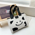 Elegante borsa tote in maglia con smile e manici neri su uno sfondo minimalista - Beige