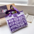 Detailansicht der lila-weiß karierten Strick-Tasche mit elegantem Knopfverschluss-Detail - Violett Karierte Quadratische Tasche