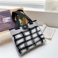 Gestrickte Tragetasche im japanischen Stil mit schwarz-grauem Karomuster für den Alltag - Schwarz & Grau Karierte Quadratische Tasche