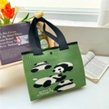 Dettaglio della borsa panda in maglia verde con trama intrecciata e chiusura a scatto - Panda Verde