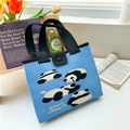 Dettaglio borsa shopper in maglia azzurra con panda e chiusura con bottone nero - Panda Blu