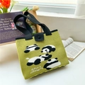Dettaglio della borsa in maglia verde con motivo panda e trama jacquard rifinita - Giallo Panda