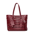 Borsa tote rosso scuro con intagli laser, ciondolo a gatto e tracolla regolabile - Borgogna