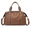Bolso Boston clásico en cuero granulado marrón oscuro con tachuelas doradas y correa - Marrón