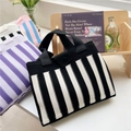 Borsa tote in maglia a righe bianche e nere con manici in tessuto resistente - Righe Bianche e Nere