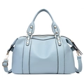 Bolso Boston azul claro en cuero granulado con herrajes dorados y correa ajustable - Azul
