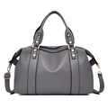 Bolso Boston gris en cuero granulado con remaches dorados y correa ajustable - Gris