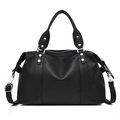 Elegante bolso Boston negro de cuero granulado con herrajes dorados y bandolera - Negro